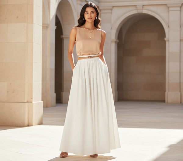 Jupe longue blanche taille haute en tissu fluide, coupe évasée avec ceinture ton sur ton. Image